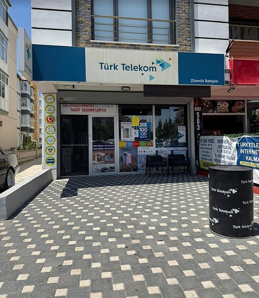 Zümrüt İletişim mağazasının Kadir Has Caddesi'ndeki dış cephesi